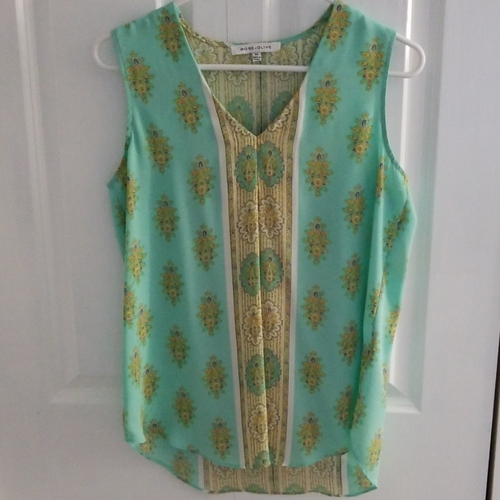 Sleeveless v neck top